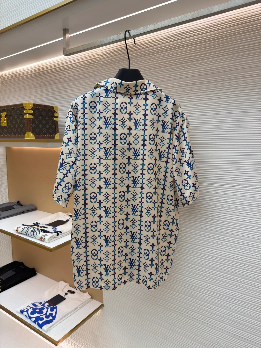 LOUIS VUITTON Overlap pattern printed mulberry silk short-sleeved shirt ●Original version: purchased and developed by 14997 ●Item number: 1682513-A50 ●Fabric: cotton fabric ●Technology: printing production ●Color: apricot ●Version: fitted version ●Weight: about 175 grams ●Size: S-M-L-XL ●Description: This LOUIS VUITTON's all-over presbyopia short-sleeved shirt is made of high-count silk blended fabrics. The fabrics are smooth and soft to the touch after pre-washing. They have good breathability and drape, and are comfortable to wear without restraint. The classic presbyopia pattern printed all over the body is made using digital direct printing technology. The colors are distinct and the pattern is precise. It is not easy to fade or smudge after high-temperature fixation treatment. The presbyopia elements are neatly arranged to show brand recognition. The shirt is designed with a Cuban collar, the neckline is smooth and natural, and the buttons at the placket are made of custom mother-of-pearl buttons, which have a warm and shiny texture. The overall cut is a loose silhouette, the shoulder joints are straight and fine, the cuffs are designed with short sleeve cuffs, customized accessories and three labels are complete, and the details and craftsmanship show the level of luxury. It is suitable for various wearing scenarios such as leisure vacations and daily outings. The overall wiring is straight and delicate, the fabric is comfortable and soft, and the color is consistent without color difference. It can be matched with the same style to create a fashionable look and control various occasions. Customized accessories, complete with three standards, same style for men and women!